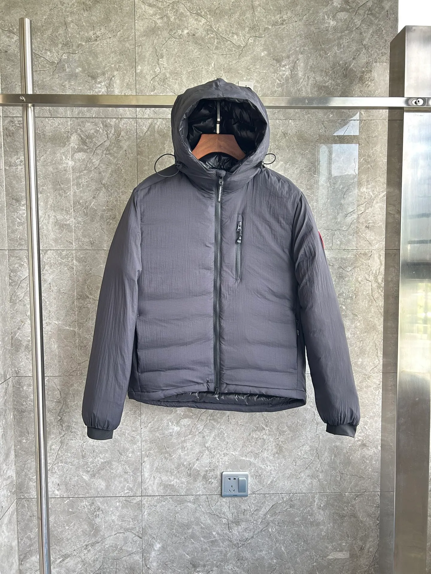 P860 5078M Lodge men's short hooded lightweight style. Color: black. Sizes: S M L XL XXL.